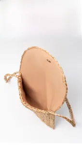 Détail du sac en jute tressé montrant la doublure textile, le fermoir aimanté et l'espace