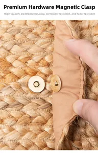 Détail du fermoir magnétique doré sur un sac de plage tissé en jute avec une doublure en tissu