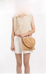 Détail du sac bandoulière en jute fait main avec bandoulière tressée pour les vacances