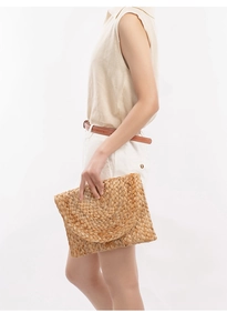 Détail de la pochette enveloppe en jute naturelle avec texture tissée en spirale