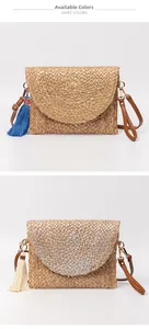 Dettaglio della pochette in juta intrecciata con stampa argento e tracolla in pelle