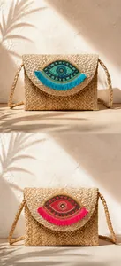 Detailaufnahme zweier böhmischer Jutetaschen mit Evil-Eye-Stickerei und Quasten