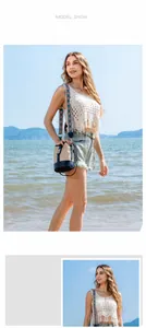 Détail du sac seau de plage avec cuir bleu marine et bandoulière géométrique