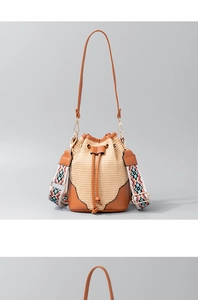 Détail du sac seau en paille avec garniture en cuir et bandoulière jacquard à motifs