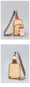 Borsa a tracolla in paglia con ciondolo in peluche rosa e cinturino etnico