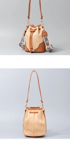 Détail du sac seau en paille avec cordon de serrage et bandoulière large à motif ethnique