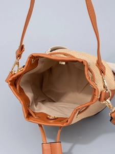 Sac seau en paille avec garniture en cuir marron et fermoir magnétique pour la plage