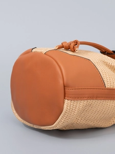 Sac seau en paille tressée avec garniture en cuir marron et bandoulière pour la plage