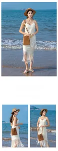 Detailaufnahme der handgefertigten braunen Holzperlen-Webstruktur dieser Strandtasche