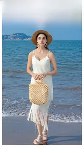 Détail du sac artisanal en perles de bois avec structure en maille et poignées rondes
