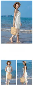 Détail du sac à main perlé beige porté avec une robe blanche pour une tenue de vacances