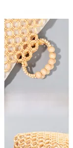 Détail du tissage en perles de bois et de l'anse ronde avec sac intérieur en lin