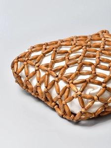 Handgefertigte Tasche aus Holzperlen mit braunen Perlen und weißem Segeltuch für Strandreisen
