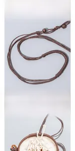 Détail de la bandoulière tressée à la main et du cordon de serrage du sac de plage