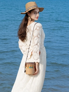 Sac Seau Tissé en Paille Bohème pour Femmes Ethnique Perles en Bois Colorées Pompon Cordon de Serrage Bandoulière Plage Vacances