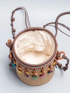 Sac seau en paille ethnique avec perles colorées et doublure en toile à cordon
