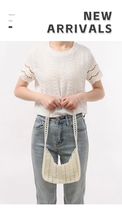 Détail du sac à bandoulière en perles fait main porté avec un haut en dentelle blanche