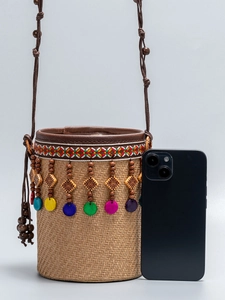 Sac bandoulière ethnique cylindre en paille avec perles colorées pour vacances à la plage