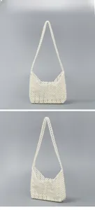 Détail du sac hobo artisanal en perles blanches avec des perles rondes uniformes