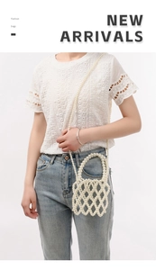 Détail du sac à bandoulière en perles fait main avec motif tissé géométrique ajouré