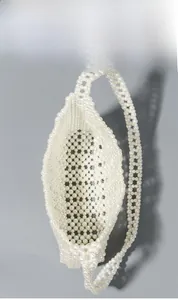 Vue de dessus du sac tissé en perles fait main montrant sa grande capacité interne