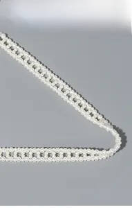 Détail de la bandoulière en perles ABS blanches à double rangée avec perles polies