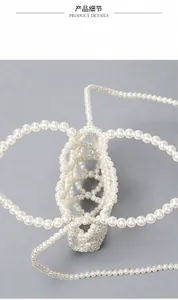 Vue détaillée de dessus d'un sac bandoulière en perles fait main montrant l'intérieur