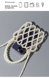 Détail du sac à bandoulière fait main en perles montrant la capacité avec un smartphone