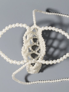 Sac bandoulière artisanal en perles avec un design unique de double C entrelacé