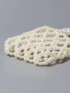 Sac à bandoulière fait main en perles crème avec maille diamant pour les vacances