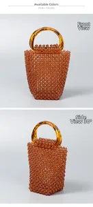 Vista frontale e laterale a 30 gradi di una borsa a secchiello ambra fatta a mano con perline