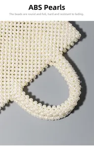 Gros plan d'un sac à main tissé en perles ABS blanches avec des billes brillantes et lisses