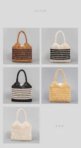Détail de cinq sacs à main artisanaux en perles de bois avec rayures et doublure à cordon