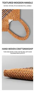 Détail de la poignée en perles de bois lisses et du tissage artisanal du sac à main