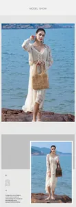 Détail de sacs à main en perles de bois faits main avec une robe de plage en dentelle blanche