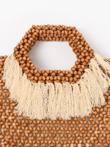 Borsa tote boho fatta a mano con perle di legno scuro e nappe di cotone bianco