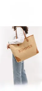 Dettaglio della borsa tote in tela con ricamo Summer e dettagli in pelle marrone