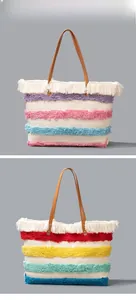 Dettagli di borse tote in tessuto a righe colorate con frange e manici in pelle