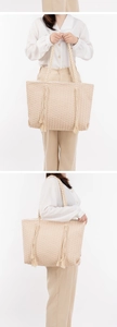 Détail du sac fourre-tout tissé avec texture diamant, pompons boho et anses en corde tressée