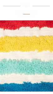 Dettaglio macro del ricamo trapuntato 3D colorato sul tessuto della borsa da spiaggia
