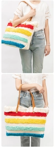 Dettaglio delle strisce colorate e delle frange boho bianche su una borsa tote in tela