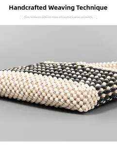 Dettaglio del motivo geometrico intrecciato a mano con perle di legno nere e beige