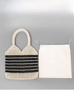 Vista dettagliata della borsa in perline intrecciate con fodera interna a coulisse bianca