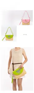 Details der Stroh-Stofftaschen mit bunten Lederklappen und Stickmotiven