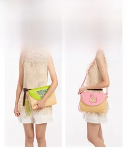 Detail der böhmischen Strohtasche mit Schmetterlings- und Schwanenstickerei für den Urlaub