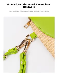 Detailansicht der Strohtasche mit neongrünem Leder und goldfarbenen Beschlägen