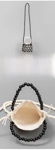 Detail der handgefertigten Perltasche mit Kontrast-Holzperlen und Beutel mit Kordelzug