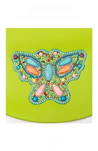 Detailaufnahme der Bohème-Strohhtasche mit aufwendigen bunten Perlen und Stein-Schmetterling