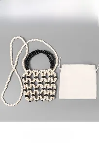 Detail einer handgefertigten Perltasche mit abnehmbarem weißen Baumwoll-Innenbeutel