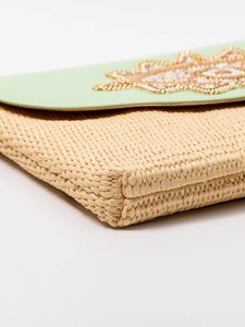 Boho-Stroh-Schultertasche mit grünem Lederdeckel und exquisiter Perlenstickerei-Verzierung